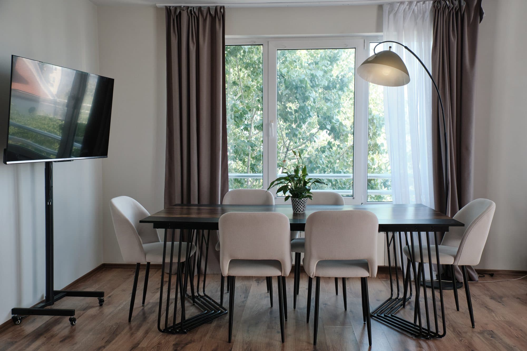 Meeting table